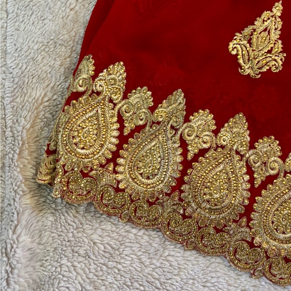 Beautiful red and gold silk chiffon saree with blouse - Picture 2 of 7